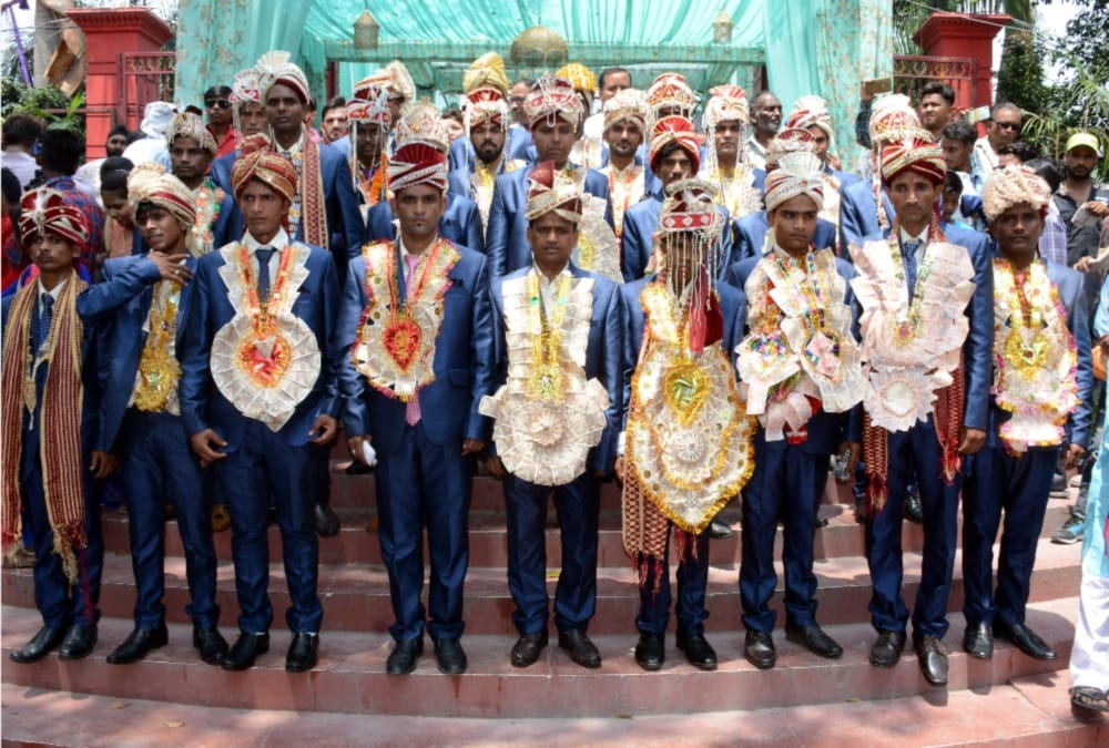 28 barat together on road during Group marriage in dehradun
