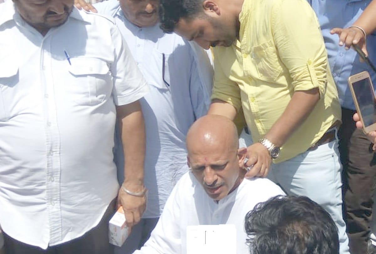 MLA Hoshiyar Singh shaves his head against injustice Pong Dam destitutes Dehra Himachal Pradesh