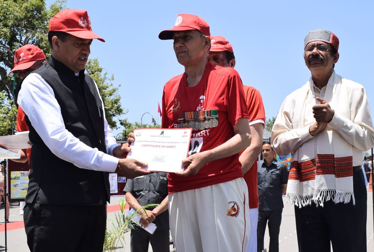 CM jairam Thakur honoured half Marathon winners in shimla