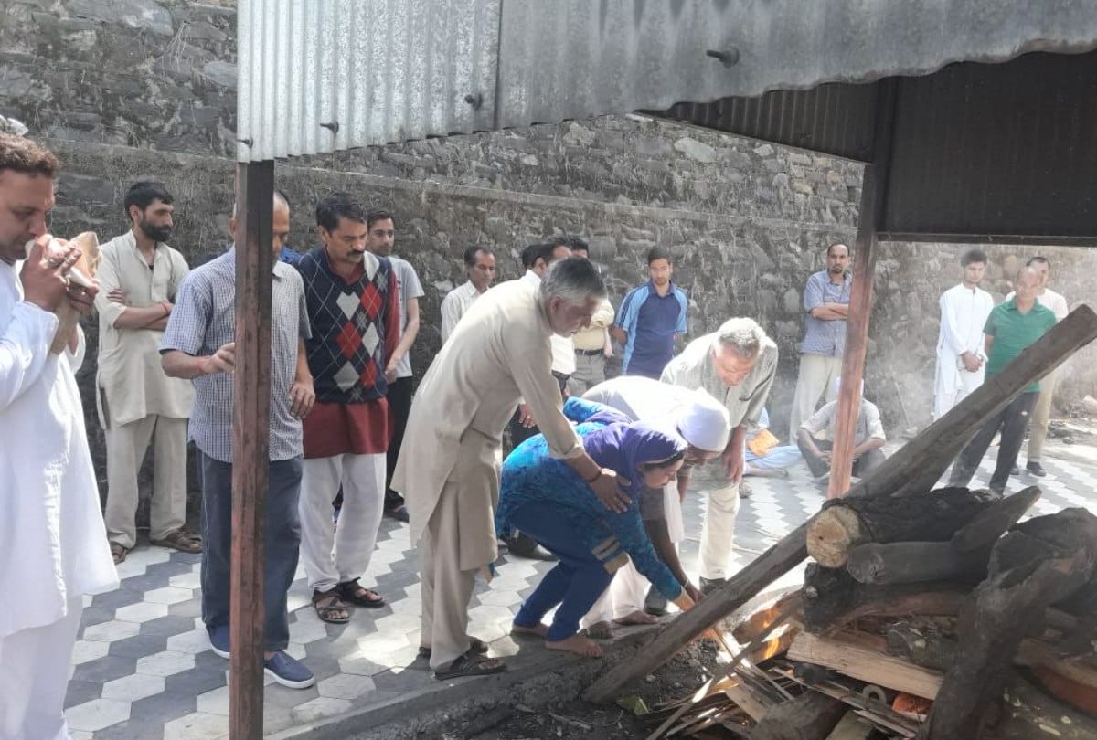 बेटी ने किया पिता का दाह संस्कार