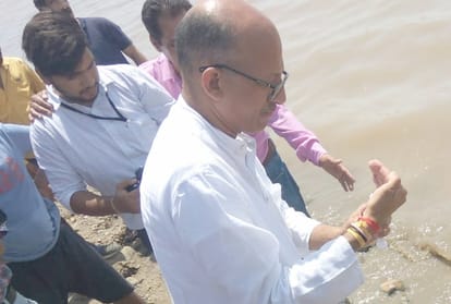 MLA Hoshiyar Singh shaves his head against injustice Pong Dam destitutes Dehra Himachal Pradesh