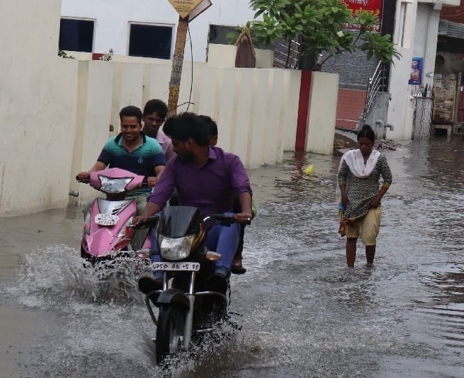 हल्की बारिश में कई इलाकों में जलभराव