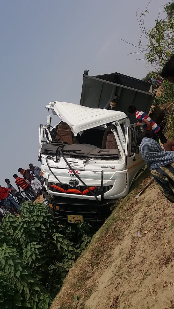 हाईवा और डंपर की भिडंत में दो घायल