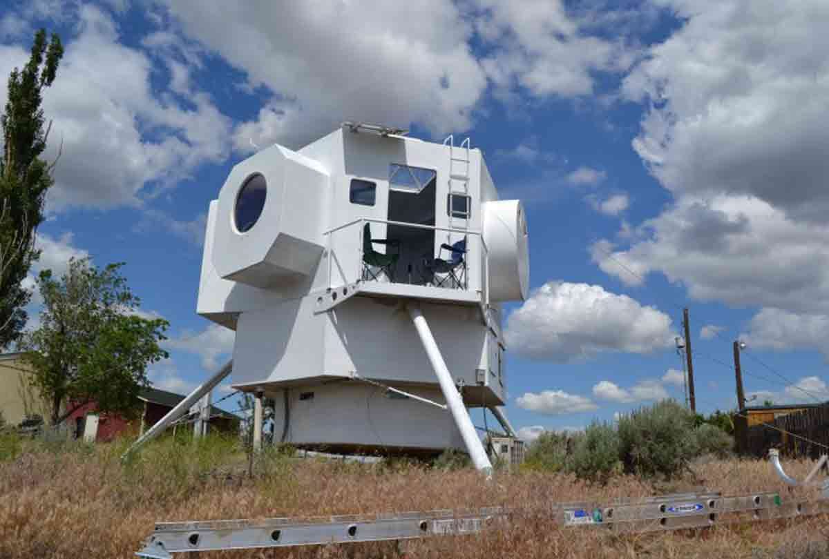 man creates a home just look like a spaceship