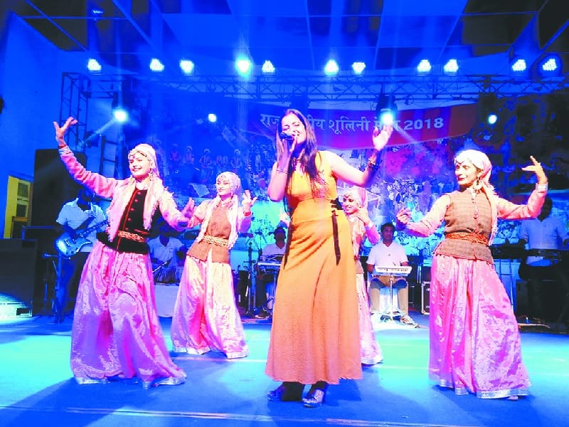 गलियां दे विच हमर कूकदी पर थिरका सोलन