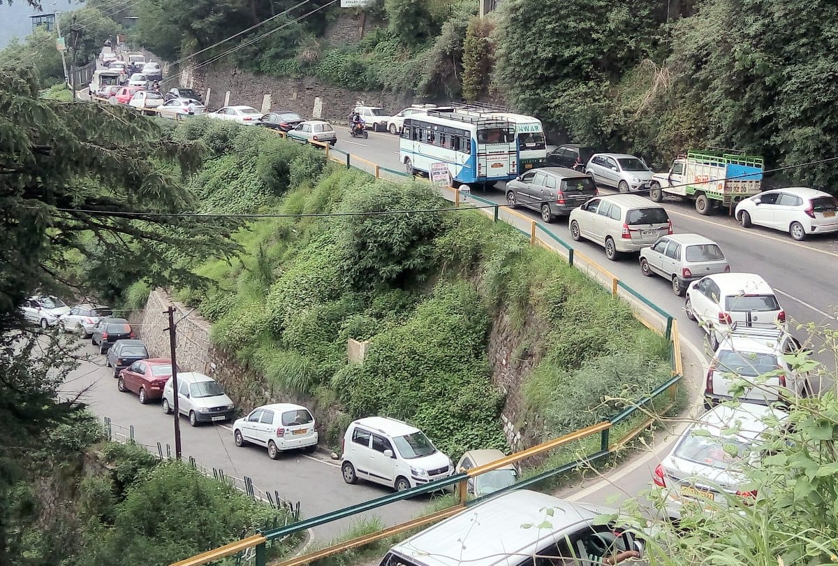 मैदानों में गर्मी बढ़ते ही शिमला पहुंचे हजारों पर्यटक, सड़कें जाम