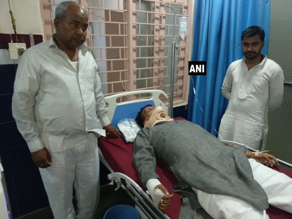 Samajwadi party leader rajiv rai injured in car accident