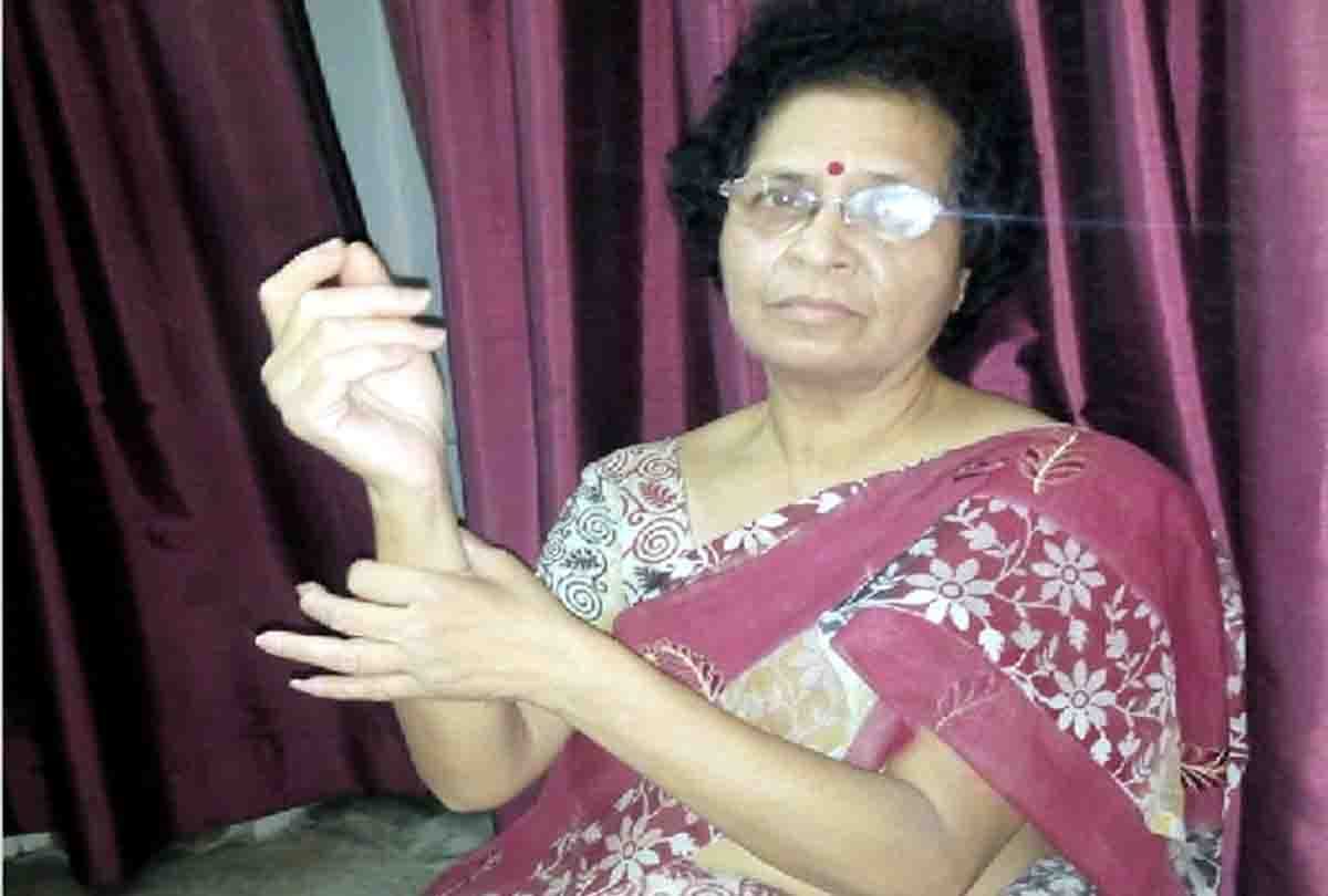 woman looted while returning from temple