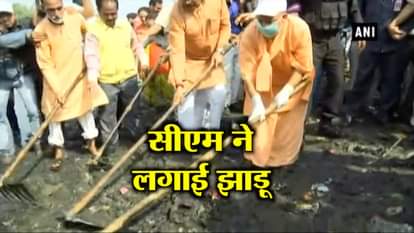 CM Yogi takes ‘Swachhta’ pledge during cleanliness drive in Lucknow