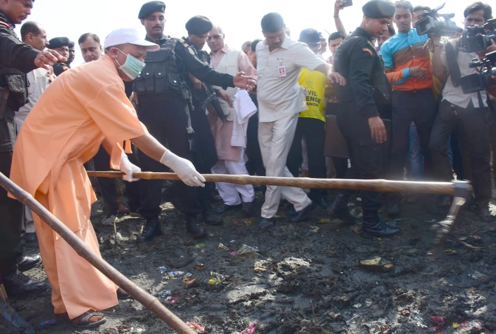 cm Yogi start cleanliness campaign from Gomti river bank in Lucknow