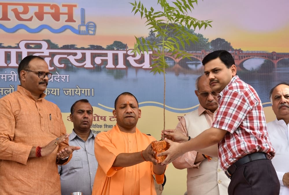 cm Yogi start cleanliness campaign from Gomti river bank in Lucknow