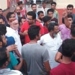 एसी मैकेनिक को घंटेभर तक बैठाए रखा