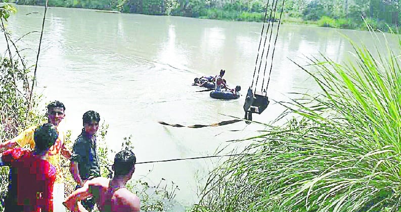 Car caught in Ganganahar, a young man drowned