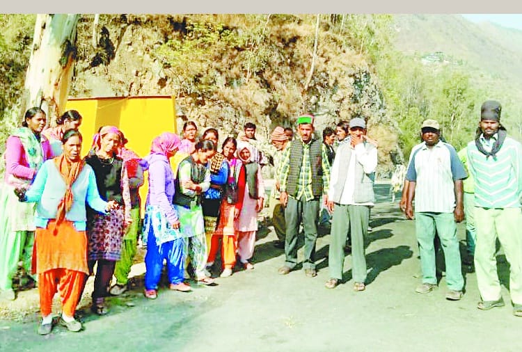ग्रेफ से निकाले मजदूरों की वापसी की मांग