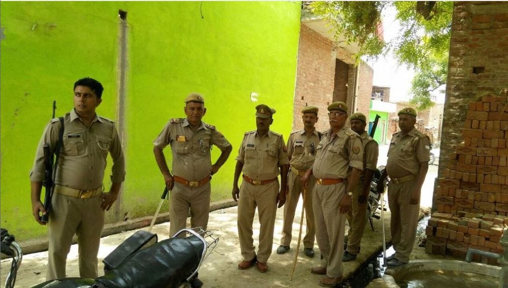 mainpuri three people injured in firing
