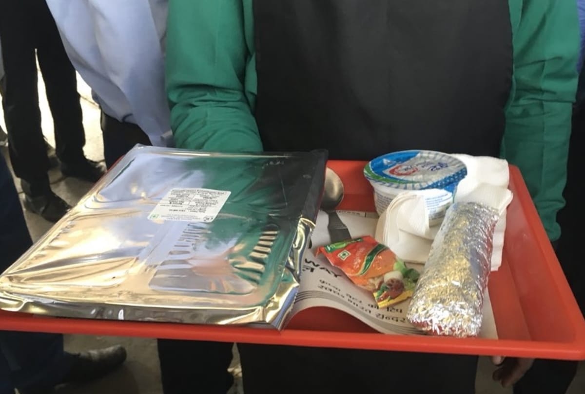 passengers will get food in eco friendly plate in trains