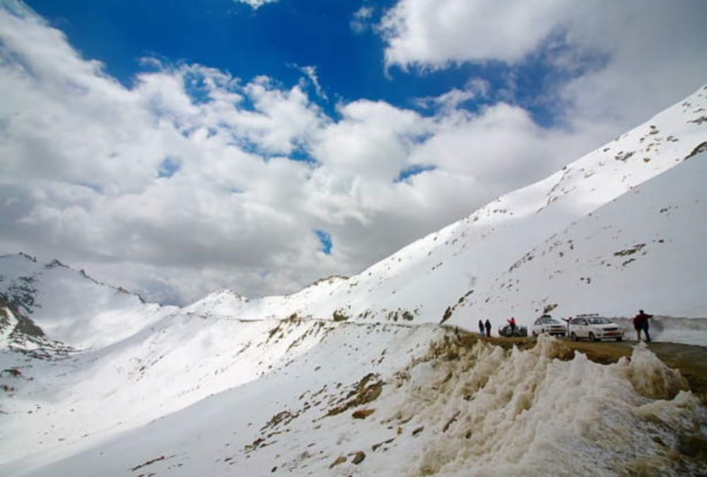 Khardung La avalanche 10 civilians dead body taken out by army
