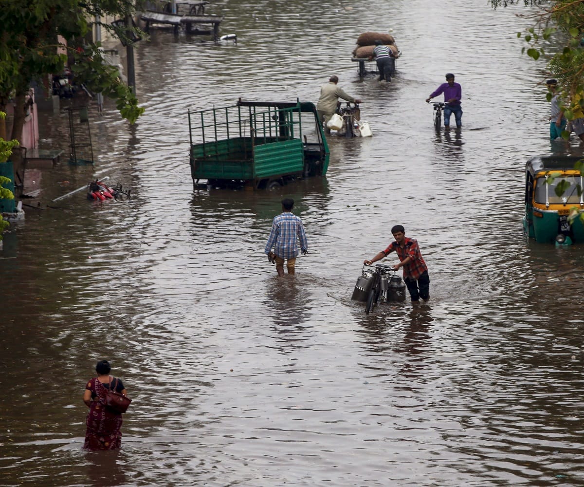 Mumbai Rain: Due to heavy rainfall trains on Up and Down lines running late in Mumbai