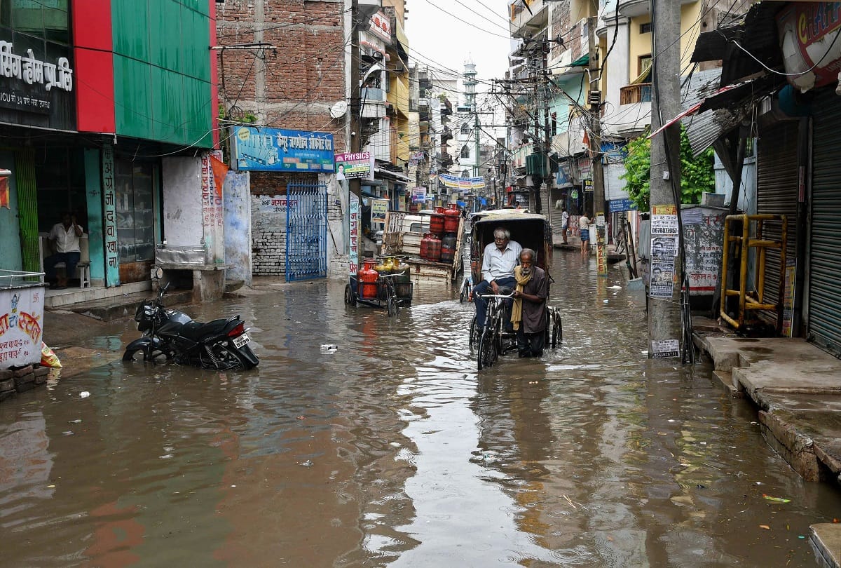 Mumbai Rain: Due to heavy rainfall trains on Up and Down lines running late in Mumbai