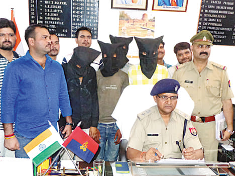 पुलिस गिरफ्त में हत्यारोपी व जानकारी देते एसपी राधेश्याम।