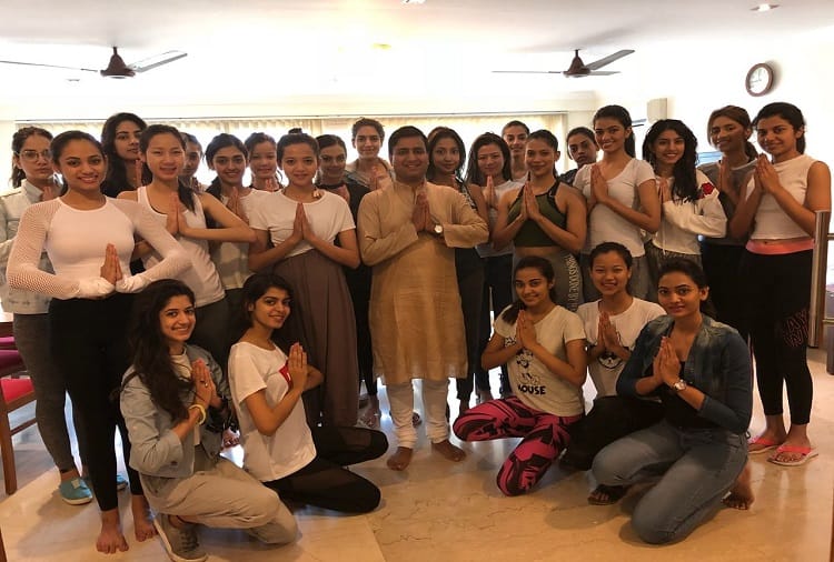 UP: Yogacharya Amritraj tells the benefits of yoga, see photos