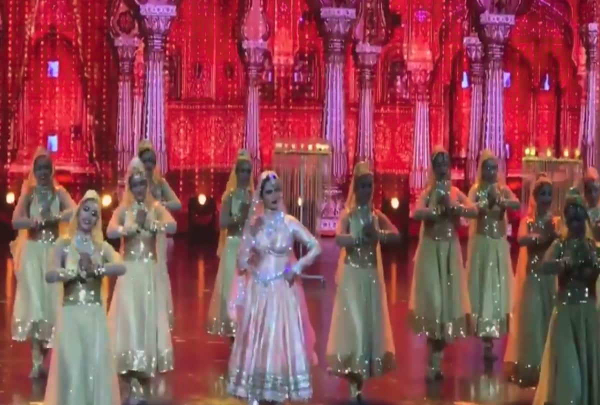 bollywood actress rekha amazing performance in IIFA Award 2018