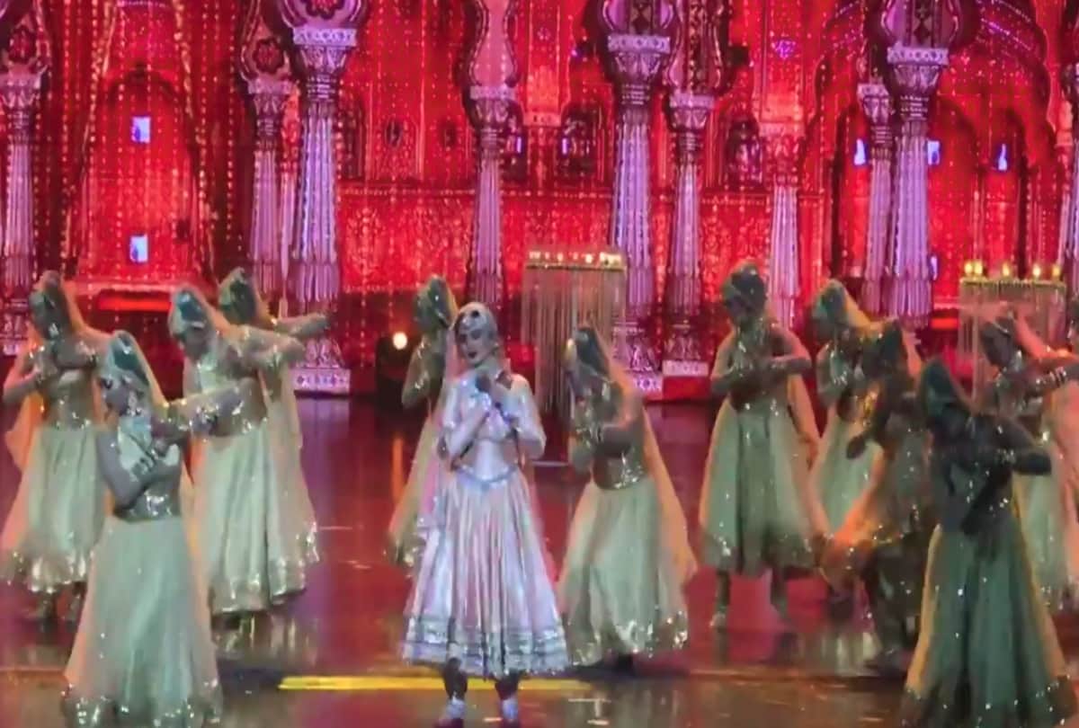 bollywood actress rekha amazing performance in IIFA Award 2018