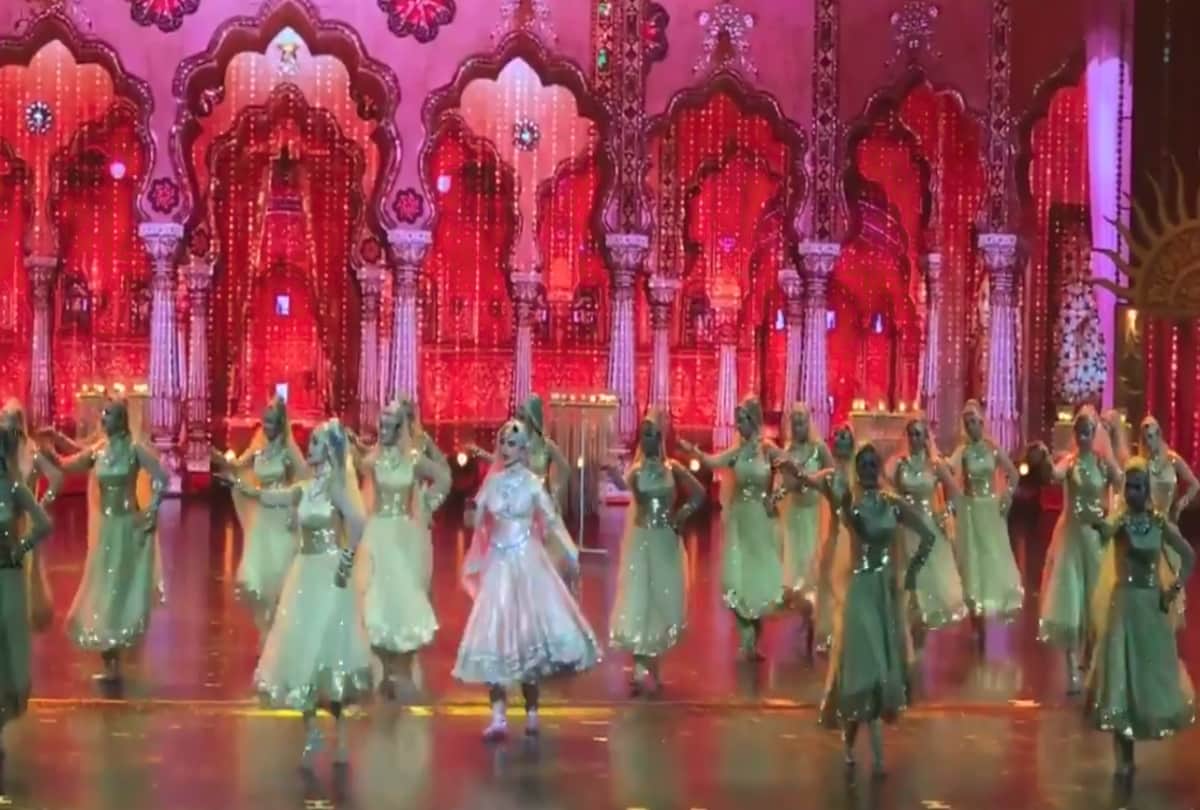 bollywood actress rekha amazing performance in IIFA Award 2018