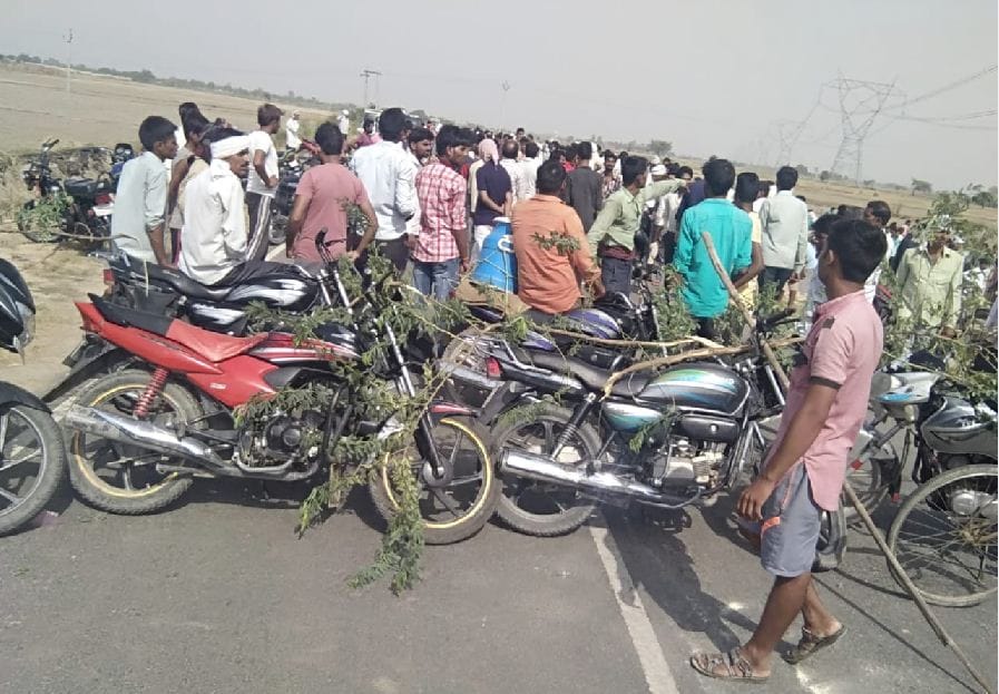 angry people road jam after father, son dies in road accident 