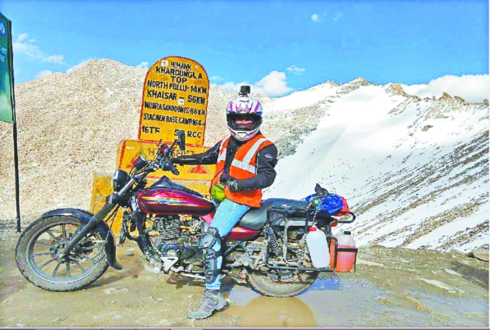uttarakhand girl sucheta reached World highest Khardung La pass by bike