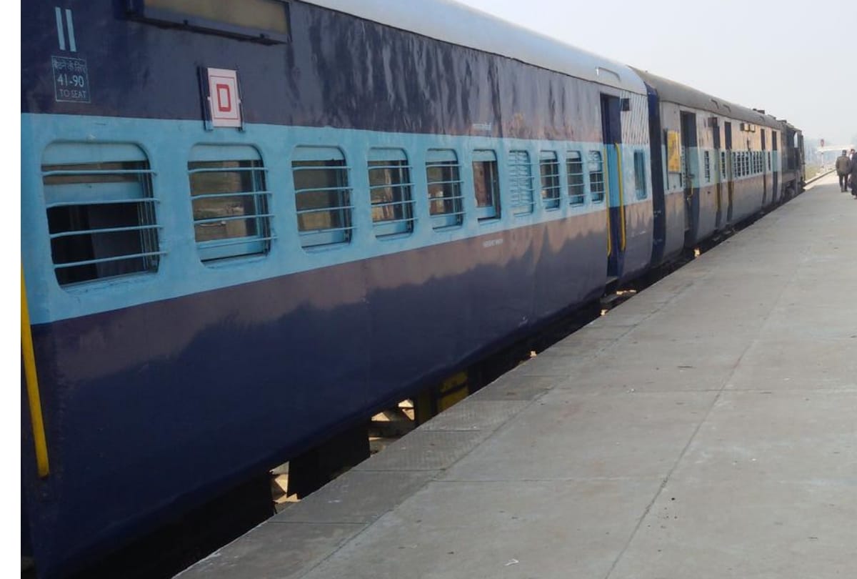 third gender beaten passengers in lucknow-pune express