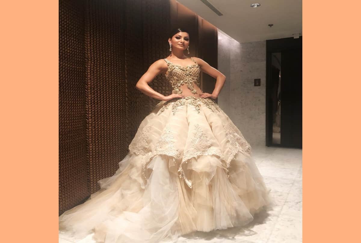 IIFA 2018 Urvashi Rautela wore golden gown weighing 80 kg 