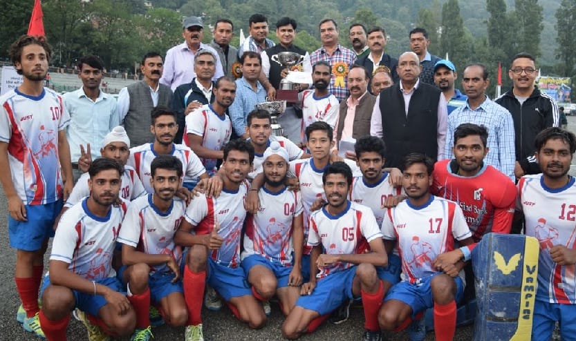 खिलाड़ियों पर हुई पुरस्कारों की बौछार