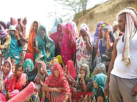 सब्जी विक्रेता की मौत की खबर पाकर मौके पर जमा भीड़।  
