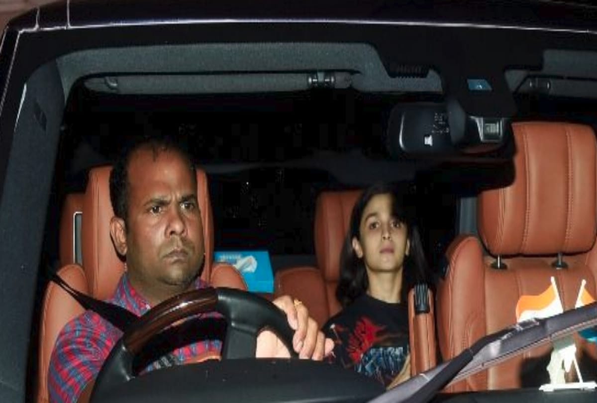 Alia Bhatt go to pick boyfriend Ranbir Kapoor from Sanjay Dutt house pictures viral 