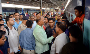 Kashi and Pawan Express passengers shout slogans if there is no cooling