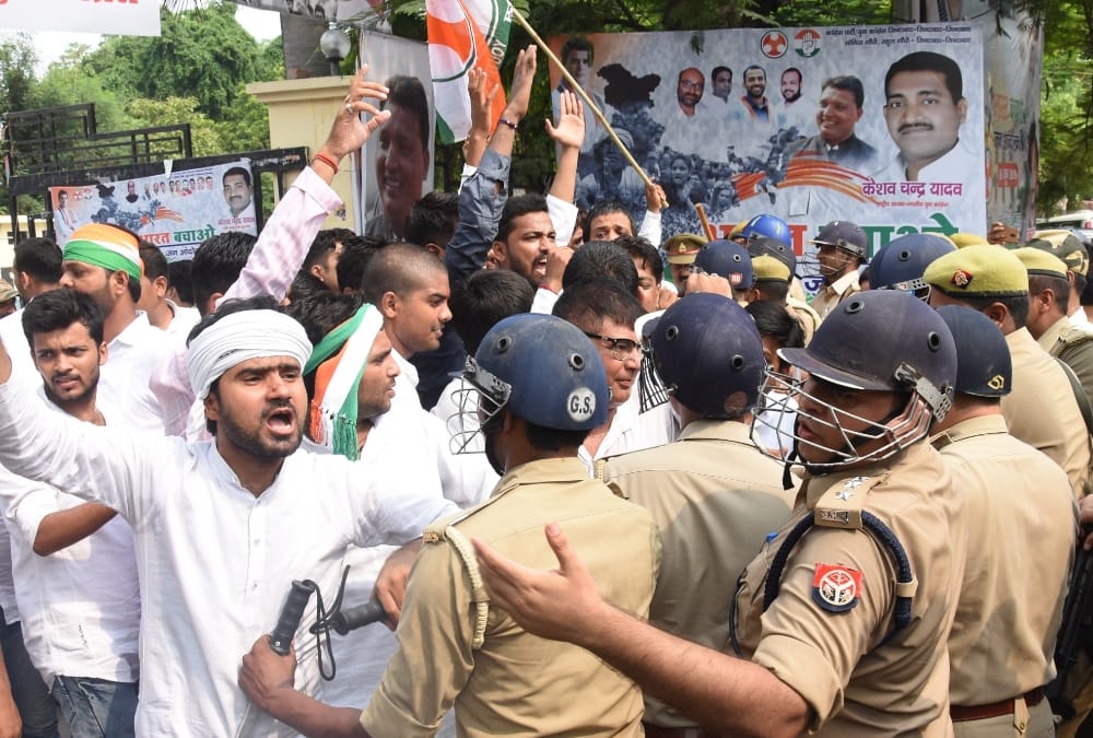 lathicharge on congress leaders in lucknow.