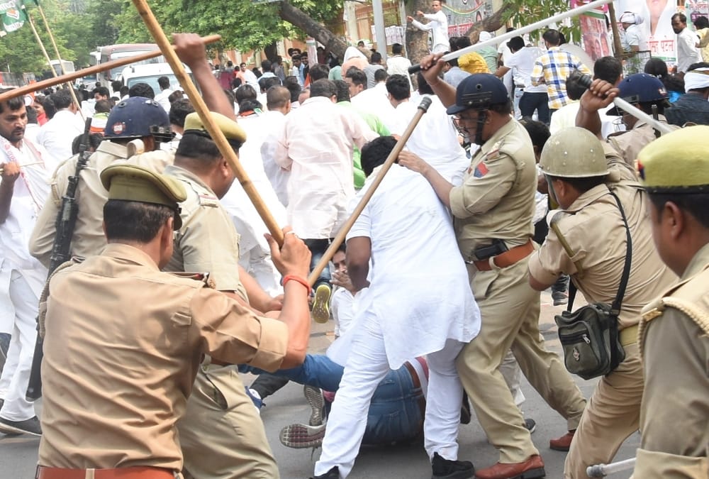 lathicharge on congress leaders in lucknow.
