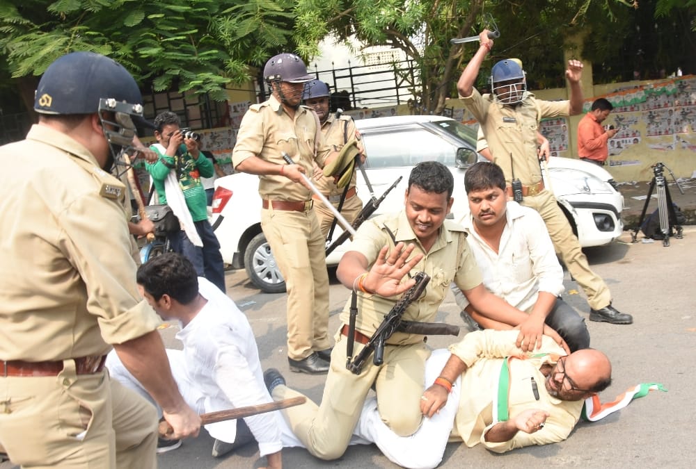 lathicharge on congress leaders in lucknow.