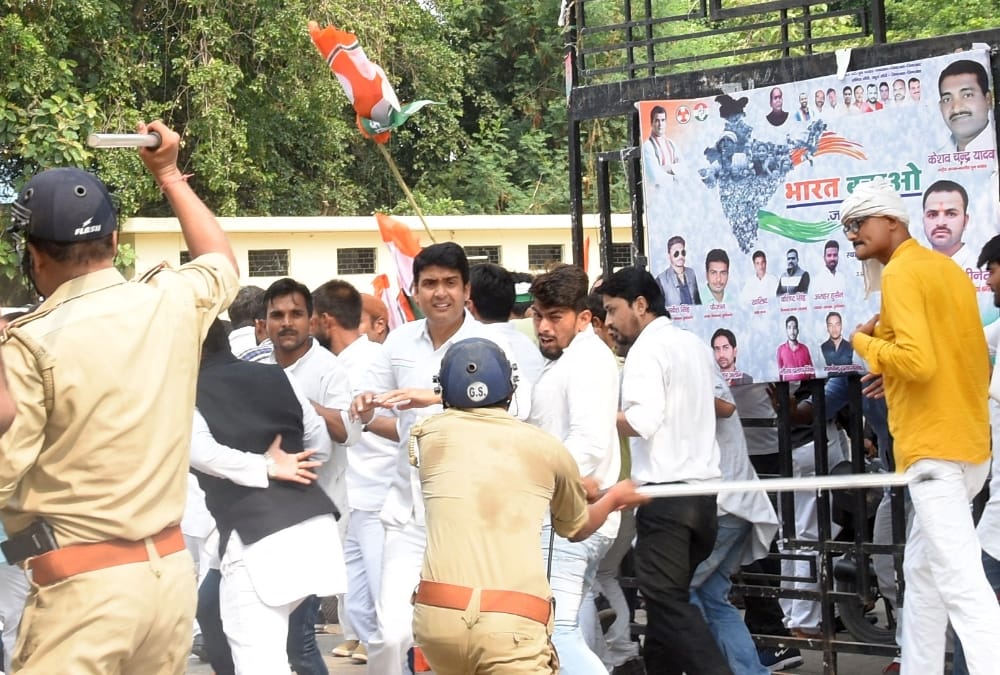 lathicharge on congress leaders in lucknow.