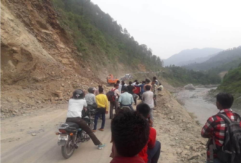  Rudraprayag gaurikund highway blocked after debris on road