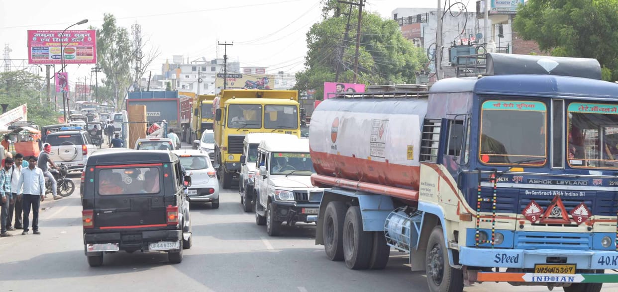 आजमगढ़ मार्ग पर लगा आठ किलोमीटर लंबा जाम