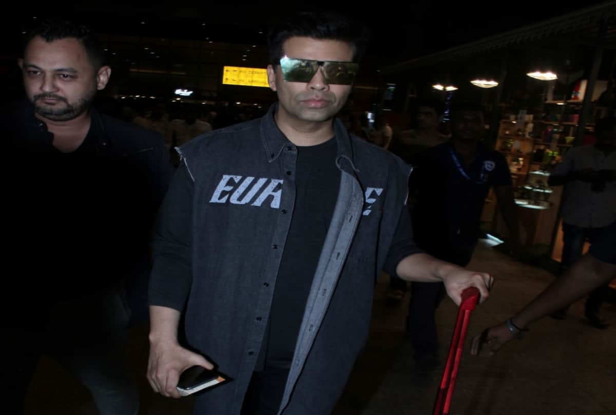 deepika padukone comes with ranveer singh family in shimba screnning