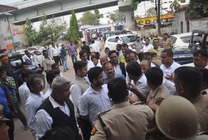  lawyers attacked on police over land issue in lucknow.