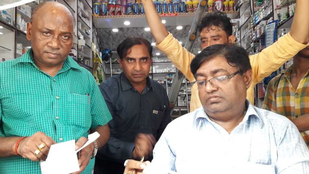 दवा की दुकानों पर छापेमारी, मचा हड़कंप