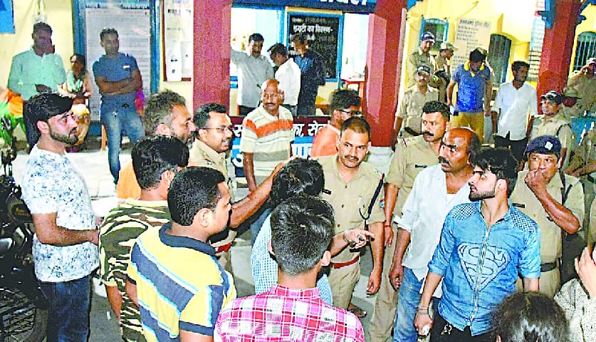 The ruckus of two suspects in the RTO worker's house