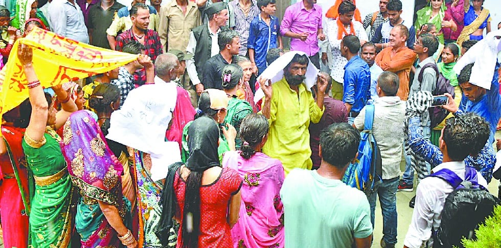 Officers and employees turned off in office