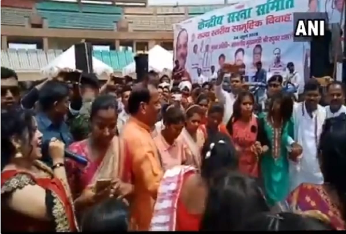 Jharkhand CM Raghubar Das dances with people of tribal community in a mass wedding program 