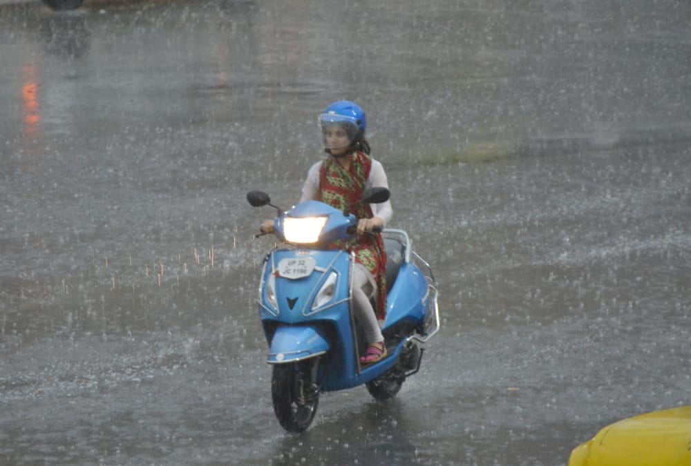 see the pics of heavy rain in lucknow.