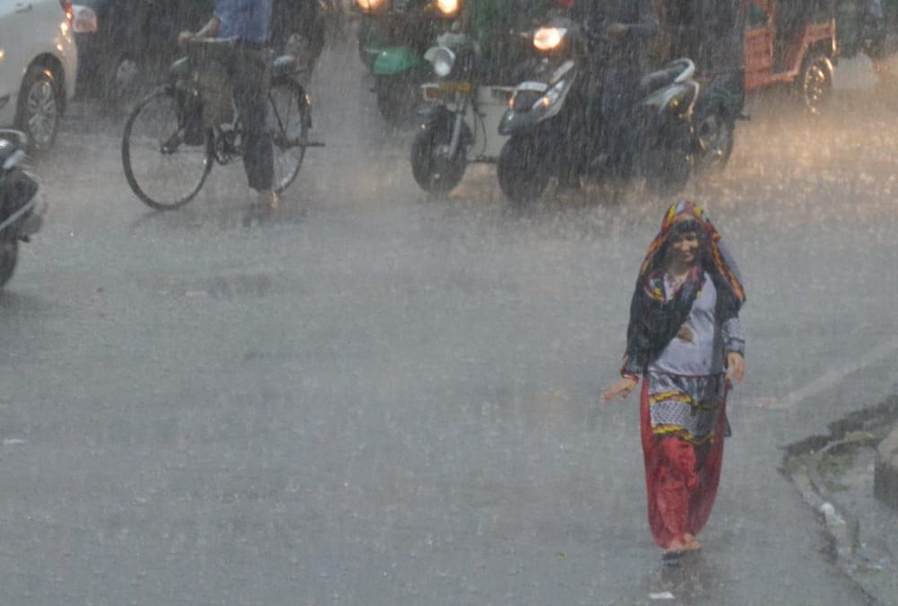 see the pics of heavy rain in lucknow.